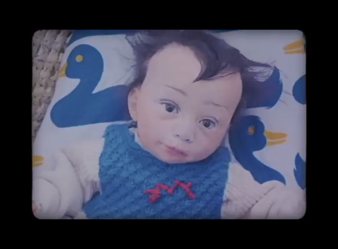 JonathanHamard's tweet photo. Le chanteur @M_Chedid dévoile le clip récréatif de #Mogodo, le nouvel extrait de son disque #Rêvalité (2022). Il célèbre sa famille et les amis avec malice.
📽️ https://t.co/f53vrOiW5O https://t.co/6TWcVTuwfu