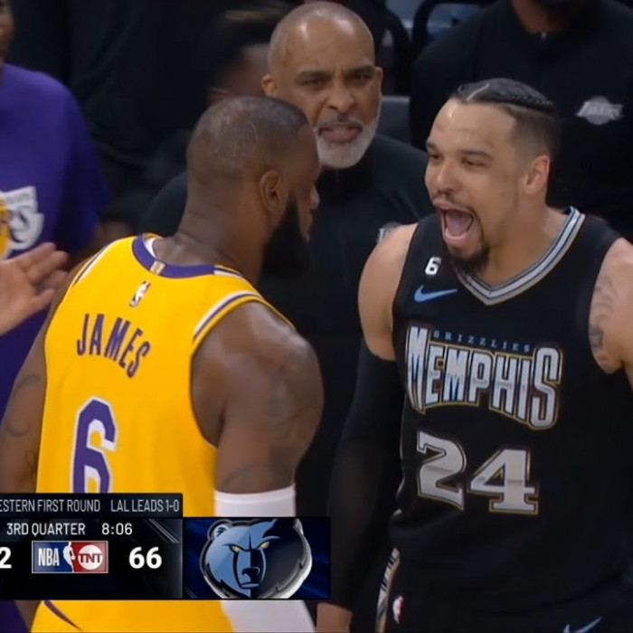 Basket_Infos's tweet photo. Dillon Brooks quand on lui dit que ce n'est peut-être pas la meilleure idée de chauffer LeBron 💀💀💀

🗣️ « JE M'EN FOUS, IL EST VIEUX. » 

Il y a eu un échange entre les deux au début du 3e quart quand Brooks a pris sa 4e faute. LeBron lui aurait dit 'T'es bête d'avoir pris cette faute'

🗣️ « Je m'attendais à ça. Je pensais qu'il le ferait plutôt dans le Game 4, Game 5. Il a voulu dire quelque chose quand j'ai pris ma 4e faute. Il aurait dû dire ça plus tôt. Je provoque la bête, c'est ce que je fais. Je ne respecte quelqu'un qu'à partir du moment où il m'en colle 40. »

Et une dernière couche pour la route 😆

🗣️« Il n'est pas au même niveau qu'il était quand il était à Cleveland ou qu'il gagnait des titres à Miami. J'aurais aimé voir ça. Ça aurait été plus difficile (de défendre sur lui). C'est un joueur spécial, et les joueurs spéciaux, ils veulent de l'espace quand ils jouent, ils ne veulent pas être touchés. Mais quand tu arrives en playoffs et que tu peux un peu plus leur rentrer dedans, ça le fatigue. Il faut le fatiguer sur une série de 7 matchs et voir s'il peut le supporter »

GAME 3 à L.A. samedi 🍿🍿🍿