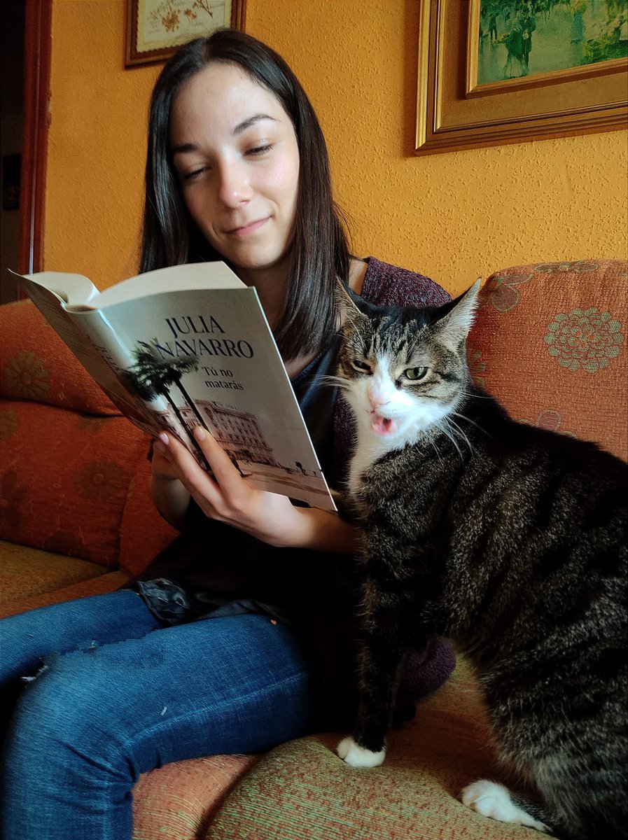 quintaporrua's tweet photo. Más #Profesqueleen nos muestran sus recomendaciones lectoras. ‘Tú no matarás’, una historia de la posguerra española. Además, cuatro ojos leen mejor que dos 😉👀👀😻
#EnPorrúaselee #SemanadelLibro2023 #LetrasyMaletas https://t.co/lDYyWpBfMc