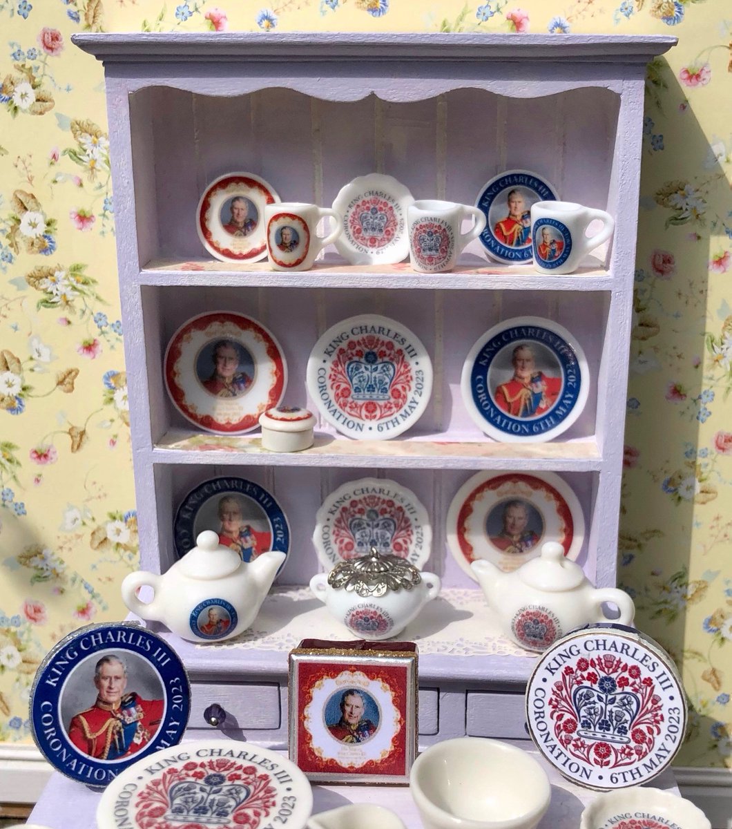 DollhouseK's tweet photo. Dollhouse Miniature King Charles lll Coronation Plates https://t.co/Di8V0pnJP3 #shopitems #dollmini #handmadeintheuk #royalfamily #englishcelebration #britishmonarchy #porcelainfine #crockerychina #kingcharleslll https://t.co/04IDm8GSc1