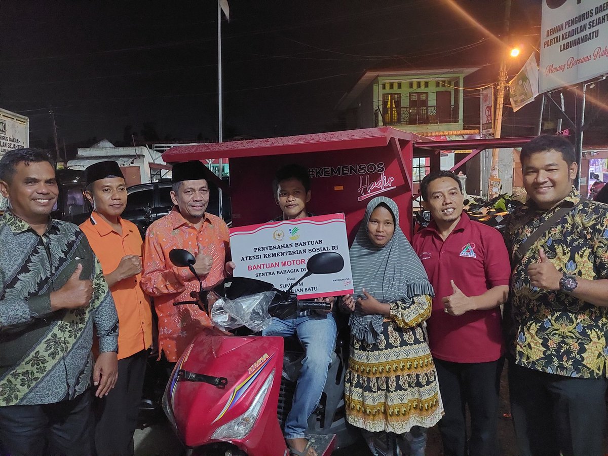 IskanQL's tweet photo. Penyerahan bantuan motor roda tiga untuk masyarakat disabilitas di Kab. Labuhan Batu & Kab. Labuhan Batu Selatan guna untuk mendorong perekonomian masyarakat penyandang disabilitas.
(Posted by Admin)
#IskanQolbaLubis
#PejuangSosial
#PejuangHaji
#FPKS
#DPRRI
#KomisiVIII
#SUMUT2 https://t.co/zj1S7dJ5gT