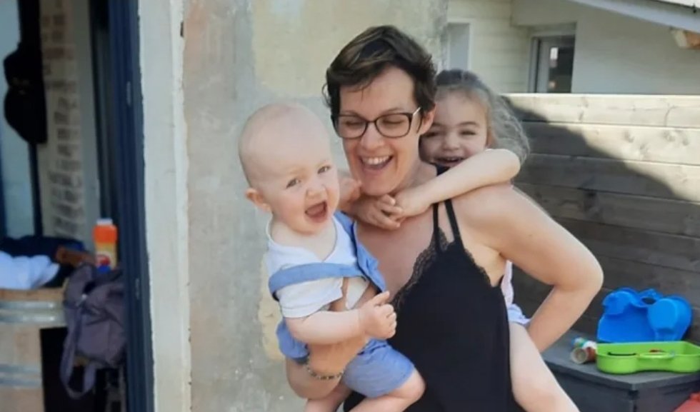 patrick_baud's tweet photo. Isabelle est une institutrice qui se bat contre le cancer depuis 2015. Après plusieurs rechutes, elle a un espoir de voir grandir ses enfants grâce à une greffe de moëlle osseuse. https://t.co/vzFSHgeZg8