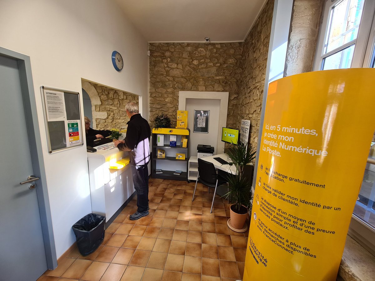 LPNews_OCC's tweet photo. ✂️ En présence de Laurent Burgoa, sénateur du #Gard, et Marie-Françoise Lecaillon, préfète du Gard, La Poste Agence Communale de #Saze a été inaugurée ce mardi.
📢 Elle offre l'essentiel des services du @GroupeLaPoste, pour la satisfaction de tous les clients.
#Proximité https://t.co/hIWl72u1Bm
