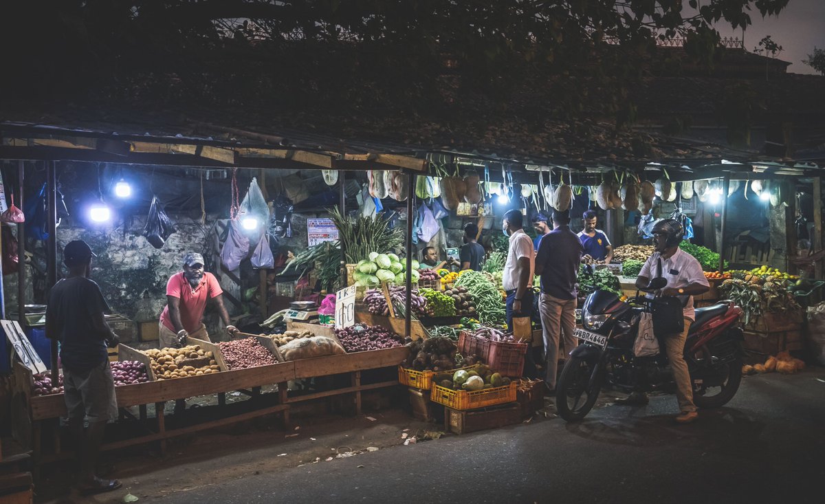 S_MorningLight's tweet photo. COLOMBO NIGHT MARKET
5th Cross St, #Pettah. Jan 2023. More@ https://t.co/IdWD9WgR0I
#nightphotography #streetphotography #canonasia #canonsrilanka #colombo #lifeincolombo #lifeinthecity #marketsofcolombo #nightinthecity #SriLanka #streetmarket #streetsofColombo #twilight #urban https://t.co/UlXIUVzVOn