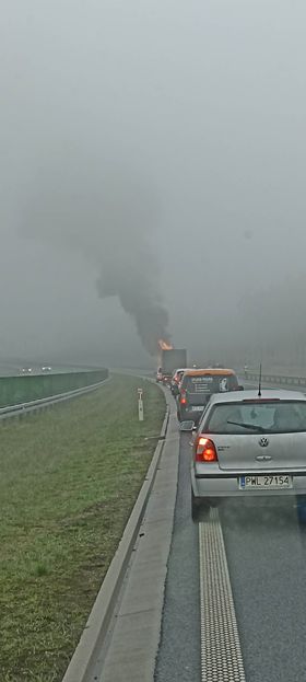 MotoSygnaly's tweet photo. #S5 na wysokości Leszna - kierunek Wrocław, pożar ciężarówki. Korek! Foto Albert. https://t.co/eDCXearsdS