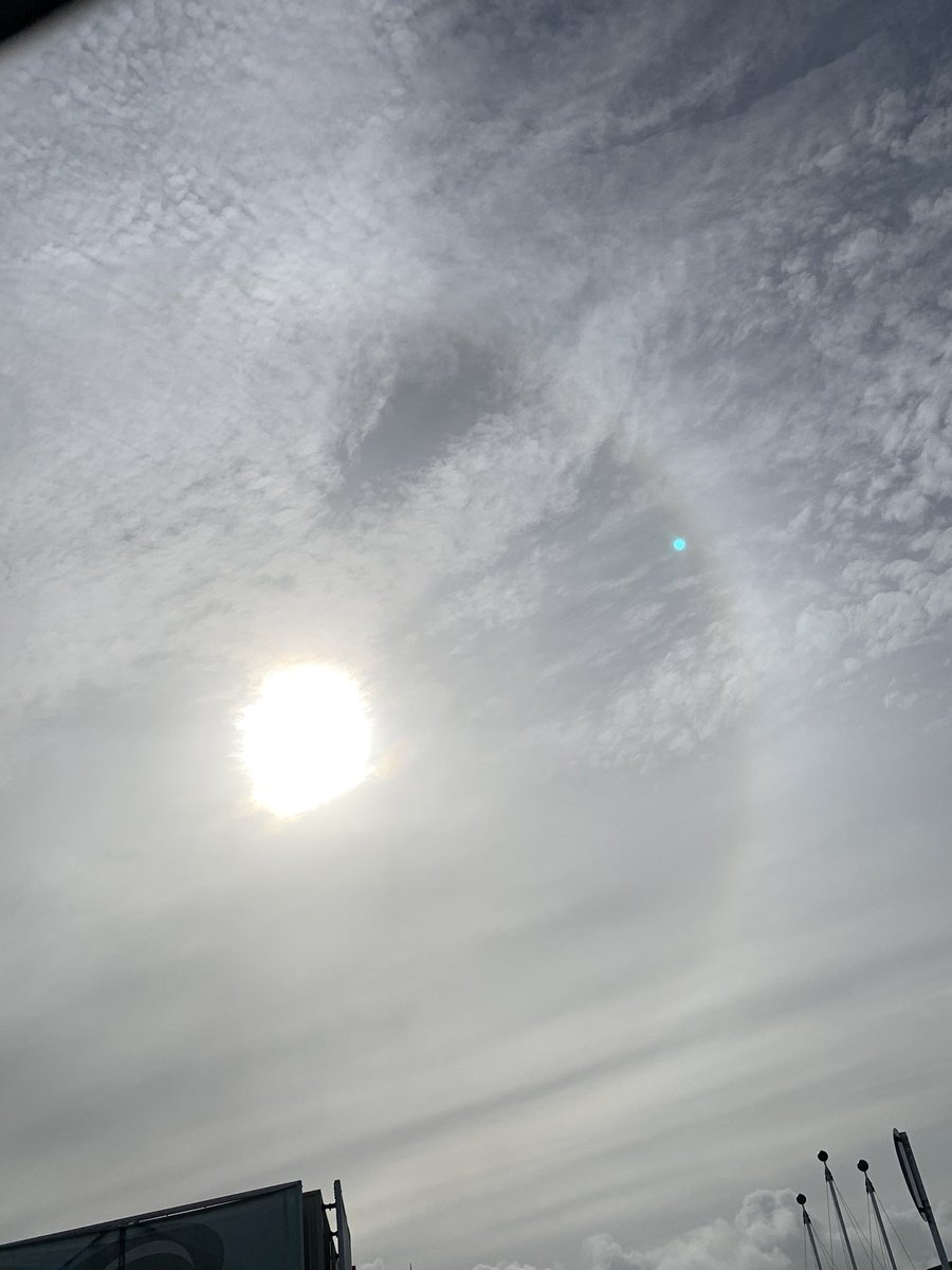 Shanuys's tweet photo. Caught a sun halo today (Auckland, North Shore) 🙂 @WeatherWatchNZ https://t.co/Suu3EeLTT6