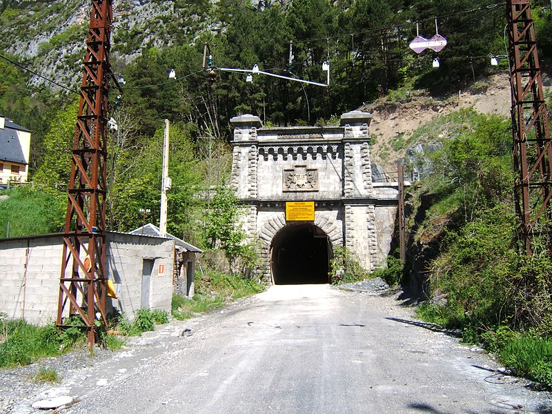 MonumentumFr's tweet photo. Tunnel du Somport à #Urdos (#PyrénéesAtlantiques) Le tunnel sur la ligne de Pau à Canfranc a été construit de 1910 à 1914 par la Compagnie du Midi ; il a été électrifié et mis en service en 1928. La tête de tun...
Suite 👉 https://t.co/rvkEl9d3XS
#Patrimoine #MonumentHistorique https://t.co/YDaMn9RbGo