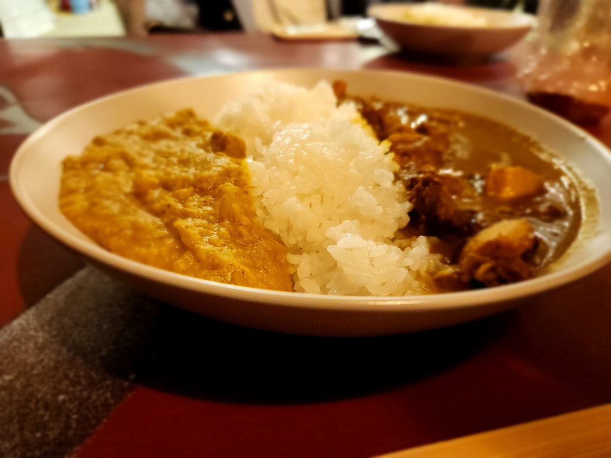 mekujiko's tweet photo. 昨日はおしゃれなカフェで数量限定特製カレー食べてきました！😋

チキンカレーと豆のカレーが一緒に味わえる贅沢カレーでした！

辛さも丁度良くまた食べに行きたいです✨ https://t.co/X8hsq3NWOF