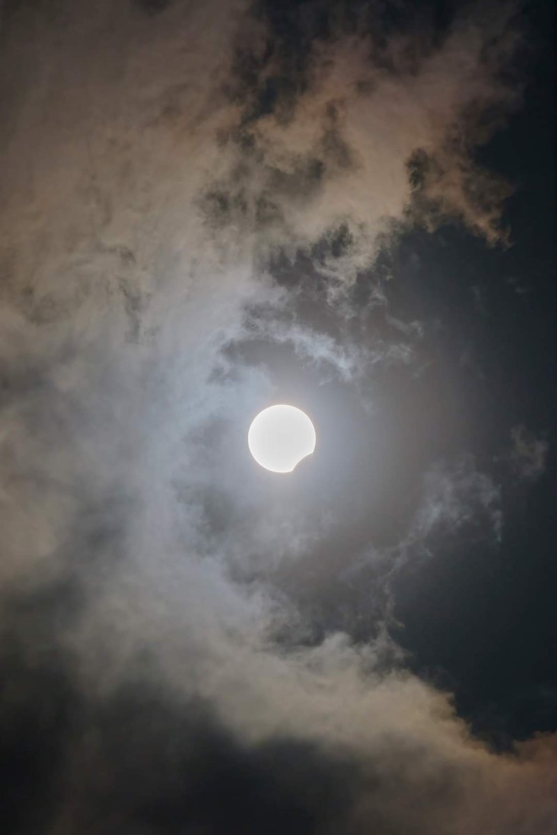 JacquesMantion's tweet photo. Observation de l'éclipse partielle sur la plage de Koh Rong.
On perçoit une "très " légère diminution de la tache lumineuse.
La dernière image est de Matthew Jeanes dans Astrophotography Cambodia.
#Eclipse2023 @Obs_Paris https://t.co/t5Yf33AtlT