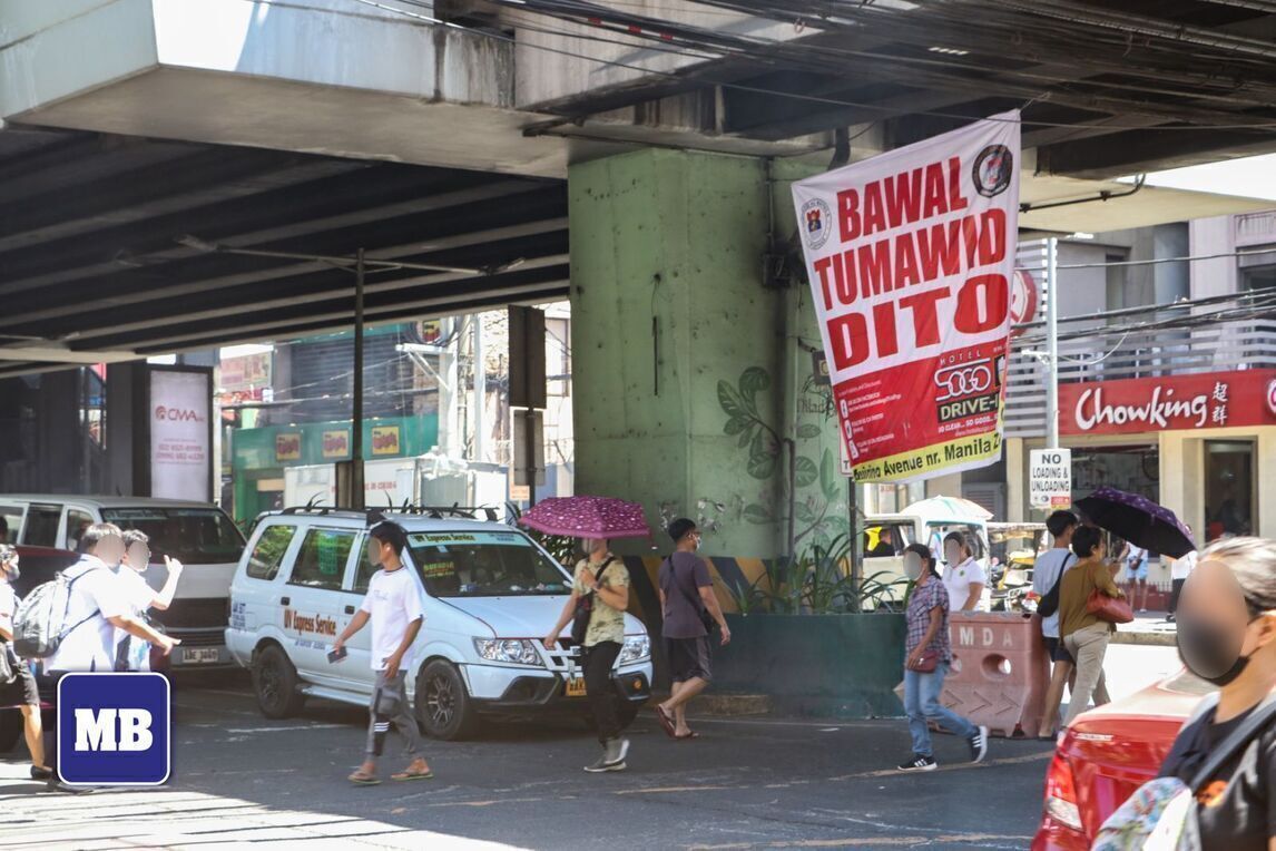 manilabulletin's tweet photo. LOOK: Pedestrians continue to cross the street at Pedro Gil, Taft Ave. despite a large tarpaulin that says, 'Bawal Tumawid Dito,' on Thursday, Apr. 20.

📷: Arnold Quizol | #ManilaBulletin https://t.co/6Vfv6Gny6q