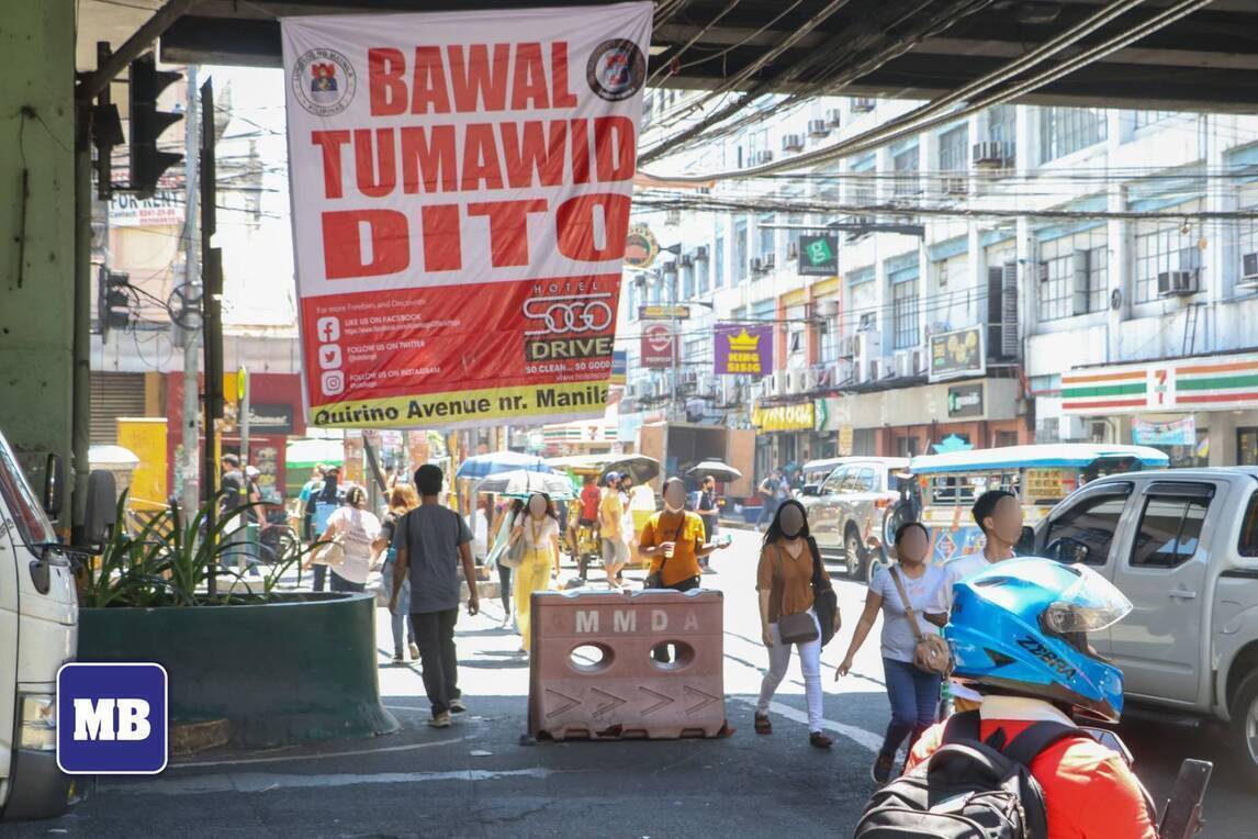 manilabulletin's tweet photo. LOOK: Pedestrians continue to cross the street at Pedro Gil, Taft Ave. despite a large tarpaulin that says, 'Bawal Tumawid Dito,' on Thursday, Apr. 20.

📷: Arnold Quizol | #ManilaBulletin https://t.co/6Vfv6Gny6q