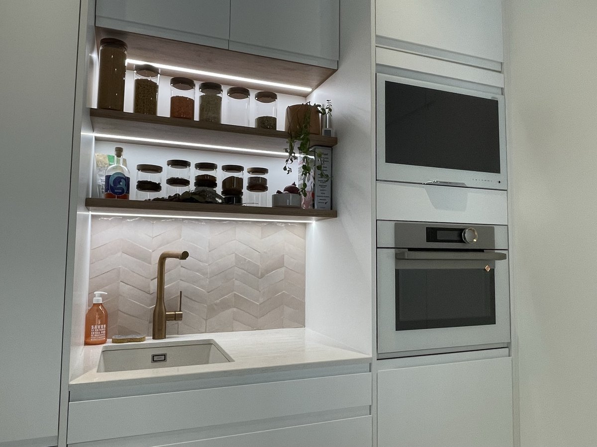 avel_tvs's tweet photo. Pictures of AVS240WS shared by customers. TV makes life interesting. #avel https://t.co/uDTwholBXO #waterprooftv #bathroom #bathroomtv #kitchentv #kitchen #mirrortv #mirrortvs #showertv #bathtv #tvinmirror #tvinmirrorbathroom https://t.co/u5UbRIUkpV