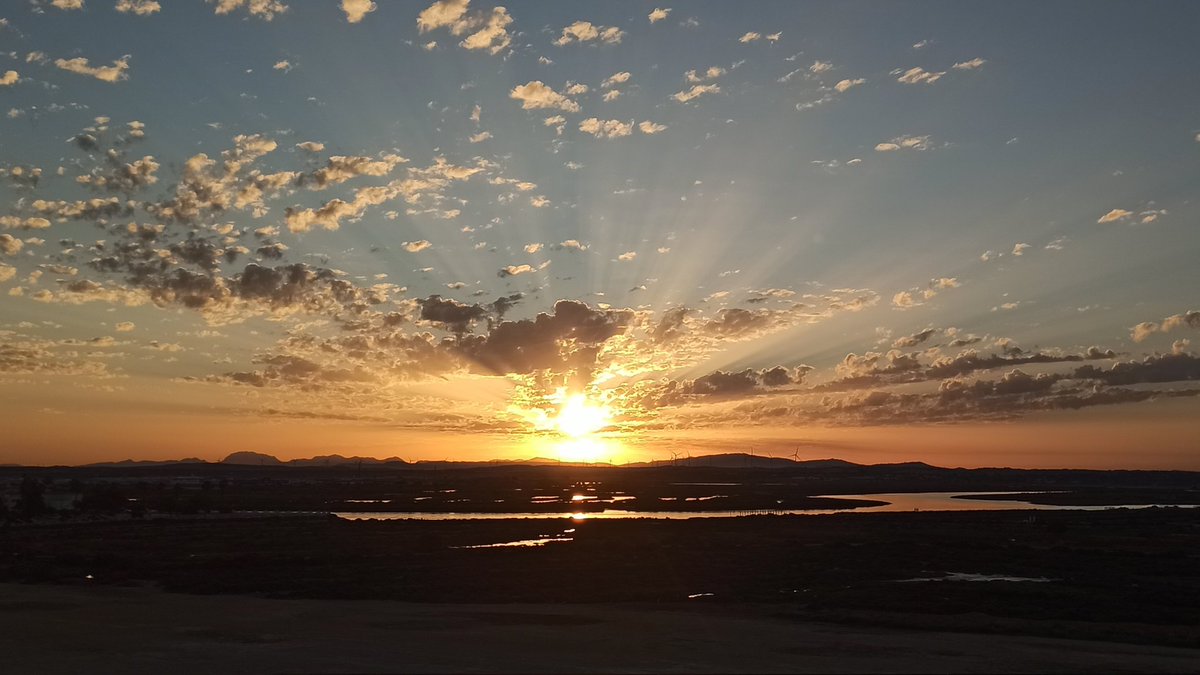 chelofernandez's tweet photo. Comparto, para vuestro disfrute, otro amanecer bíblico en #Cadiz Así da gusto comenzar el día. 
¡Feliz jueves! https://t.co/mPoMyKJaJd