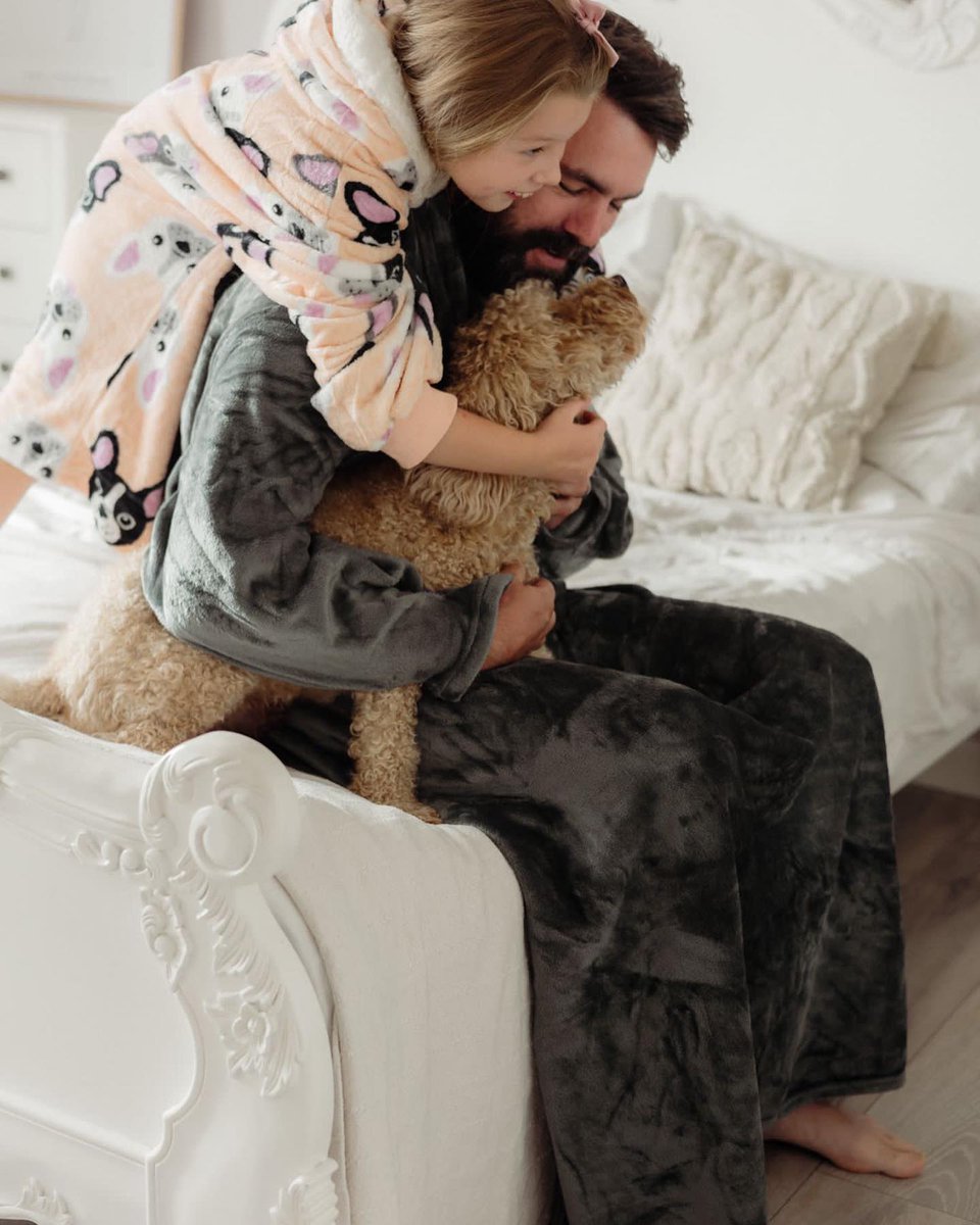 KittyZheng66's tweet photo. Richsun flannel hoodie let you enjoy a Happy Fmaily time..😘💘 
Richsun client’story share about their Happy family time:)
Puppy, Daddy, and happiest me!
Welcome to contact me get more, tks:)
# Wearable Blanket #Hoodie #relaxing #Happy Family time https://t.co/UtV5Fp4jHM