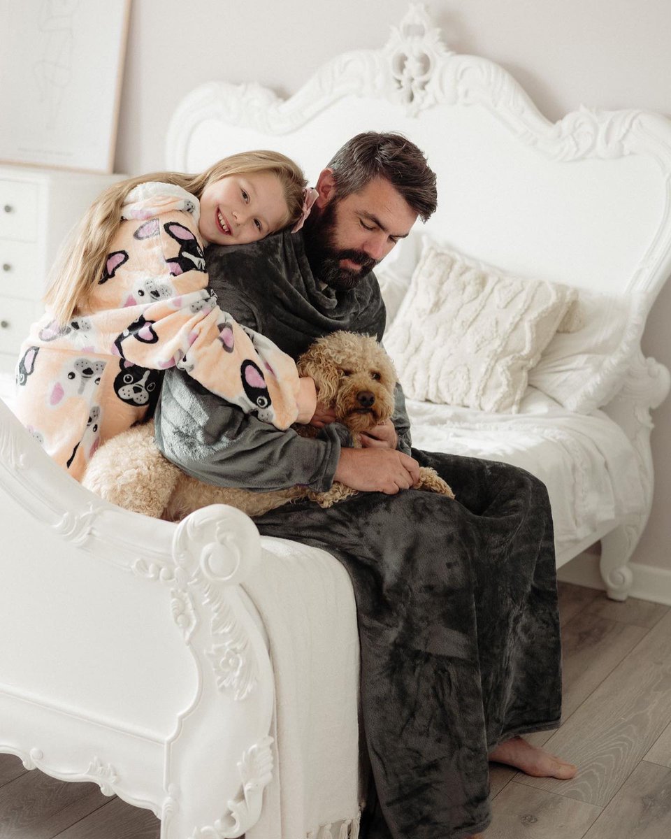 KittyZheng66's tweet photo. Richsun flannel hoodie let you enjoy a Happy Fmaily time..😘💘 
Richsun client’story share about their Happy family time:)
Puppy, Daddy, and happiest me!
Welcome to contact me get more, tks:)
# Wearable Blanket #Hoodie #relaxing #Happy Family time https://t.co/UtV5Fp4jHM