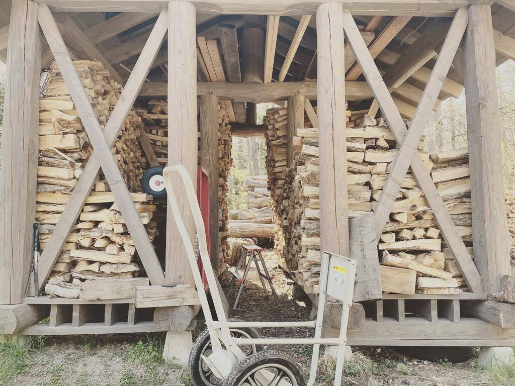 Preparing for another wood splitting season. 今年もバキバキ巻き割っていきます。#薪割り #巻き小屋 #薪ストーブのある暮らし #山暮らし #woodstove #woodstore #splittingwood #oak #mountainlife