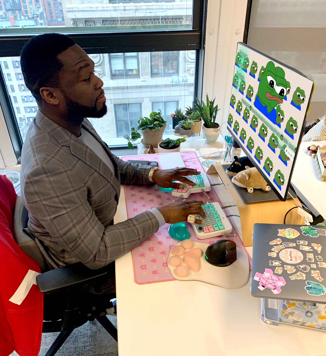 ApuApustajaETH's tweet photo. Dev is hard at work. $APU https://t.co/ShFOixrx8a