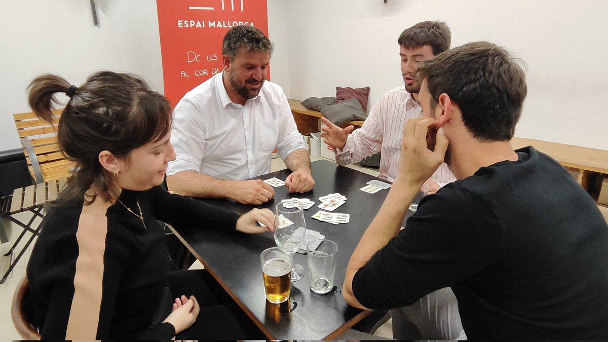 Ahir capvespre, a l'<a href="/EspaiMallorca/">Espai Mallorca</a>, vaig compartir una estona molt agradable, i vaig jugar un truc, amb un bon grapat de joves mallorquins residents a Barcelona. Vàrem xerrar d'habitatge, de llengua, de feina, de salut mental... i sobretot, vàrem riure. Moltes gràcies, joves! 😘