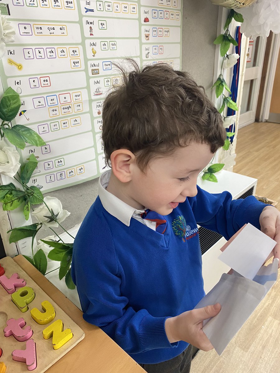 ValewoodPrimary's tweet photo. When you disrupt (the newly married) Mrs Rimmerโs #PhonicsLesson to announce that the ๐ซโs postcards have arrived! I love listening to their excitement when classmates get to read out their anecdotes, from adventures enjoyed on hols, written on travel postcards! โญ๏ธ๐ซ๐๐ผ๐๐บ๐ฎ https://t.co/1TC5XqRt9A