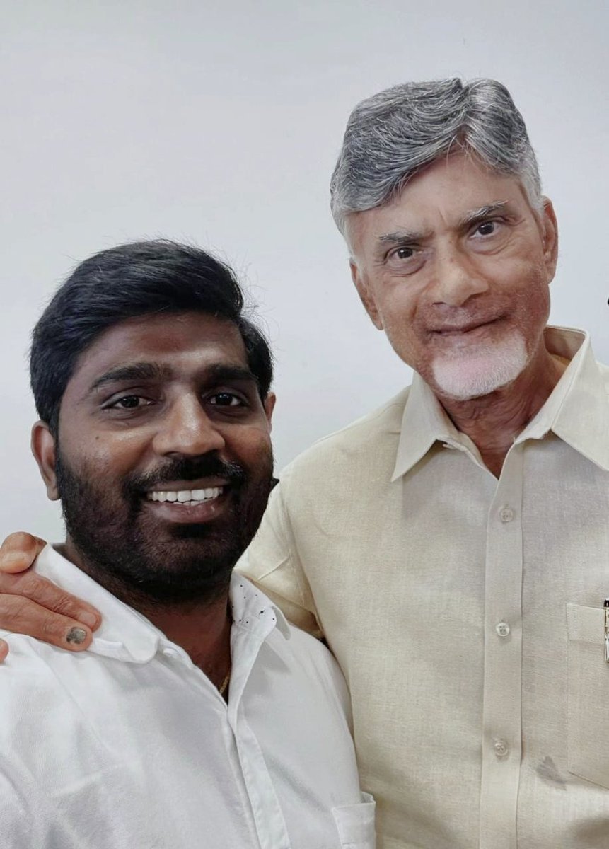 GharshanaMedia's tweet photo. మీ ధైర్యం, సాహసం, సమాజంపై బాధ్యత... తెలుగు ప్రజల భవిష్యత్తు కోసం మీరు చేస్తున్న కృషి స్ఫూర్తి దాయకం.. శ్రీ నారా చంద్రబాబు నాయుడు గారికి జన్మదిన శుభాకాంక్షలు..
#HBDTeluguPrideCBN https://t.co/UCLTgkDcjL