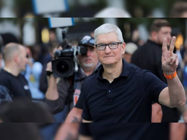 AshmitTejKumar's tweet photo. At the @Apple store launch in New Delhi. 

One reporter loooking for @tim_cook asks me - @TomCruise aaya kya?!
(Has Tom Cruise come?)
#Apple #AppleSaket #AppleStore
#TimCook #TimCookInIndia 

@CNBCTV18Live @CNBCTV18News https://t.co/ebgMc0Cdbm