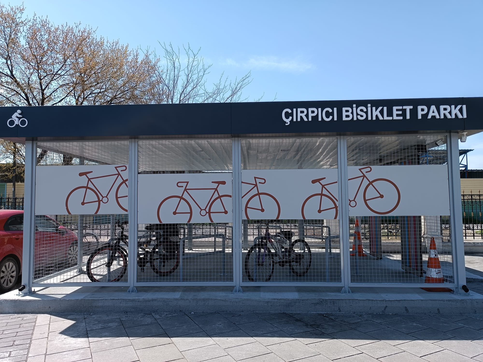 Bisiklet Kulübü على X: "İstanbul'a güvenlik kameralı kapalı bisiklet park  alanları geliyor  İlk olarak Zeytinburnu'nda açılan bu park alanı,  şehrin farklı yerlerine de yapılacak. Bisiklet park alanları ücretsiz  üyelik sistemiyle kullanılabilecek.