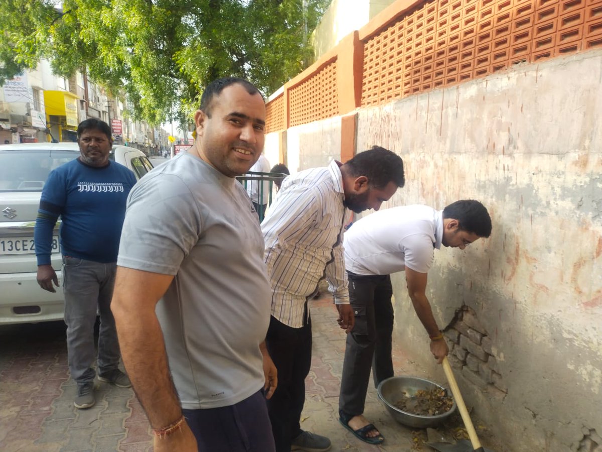 TPVNEWSIN's tweet photo. #रायसिंहनगर 
स्वच्छता अभियान को लेकर अधिकारियों ने उठाई झाड़ू व बंठल, 
संभागीय आयुक्त के निर्देशानुसार विशेष सफाई अभियान का शुभारंभ, 
नगरीय क्षेत्रों में विशेष सफाई अभियान की हुई शुरुआत@SriGanganagarDM
@sumitsharmarsn1 https://t.co/iRYXPIHUIH