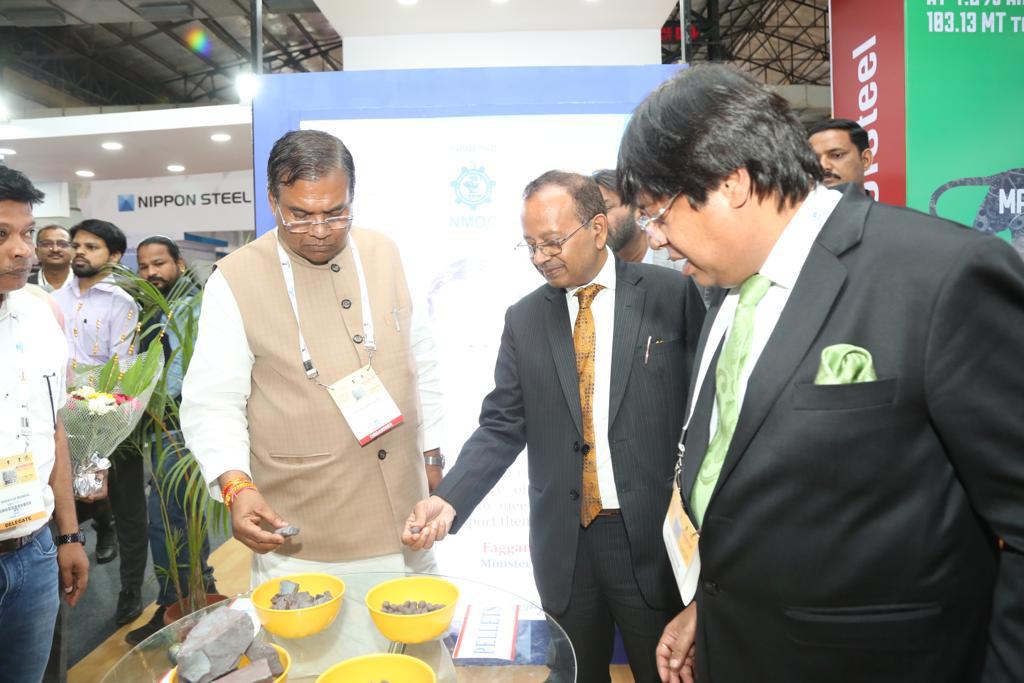 nmdclimited's tweet image. Shri Faggan Singh Kulaste, Honourable Minister of State for Steel inaugurated #IndiaSteel2023 and visited the NMDC pavilion along with Senior Officials of the Ministry of Steel and Shri Amitava Mukherjee, CMD (Additional Charge) NMDC.
#NMDC #IndiaSteel2023