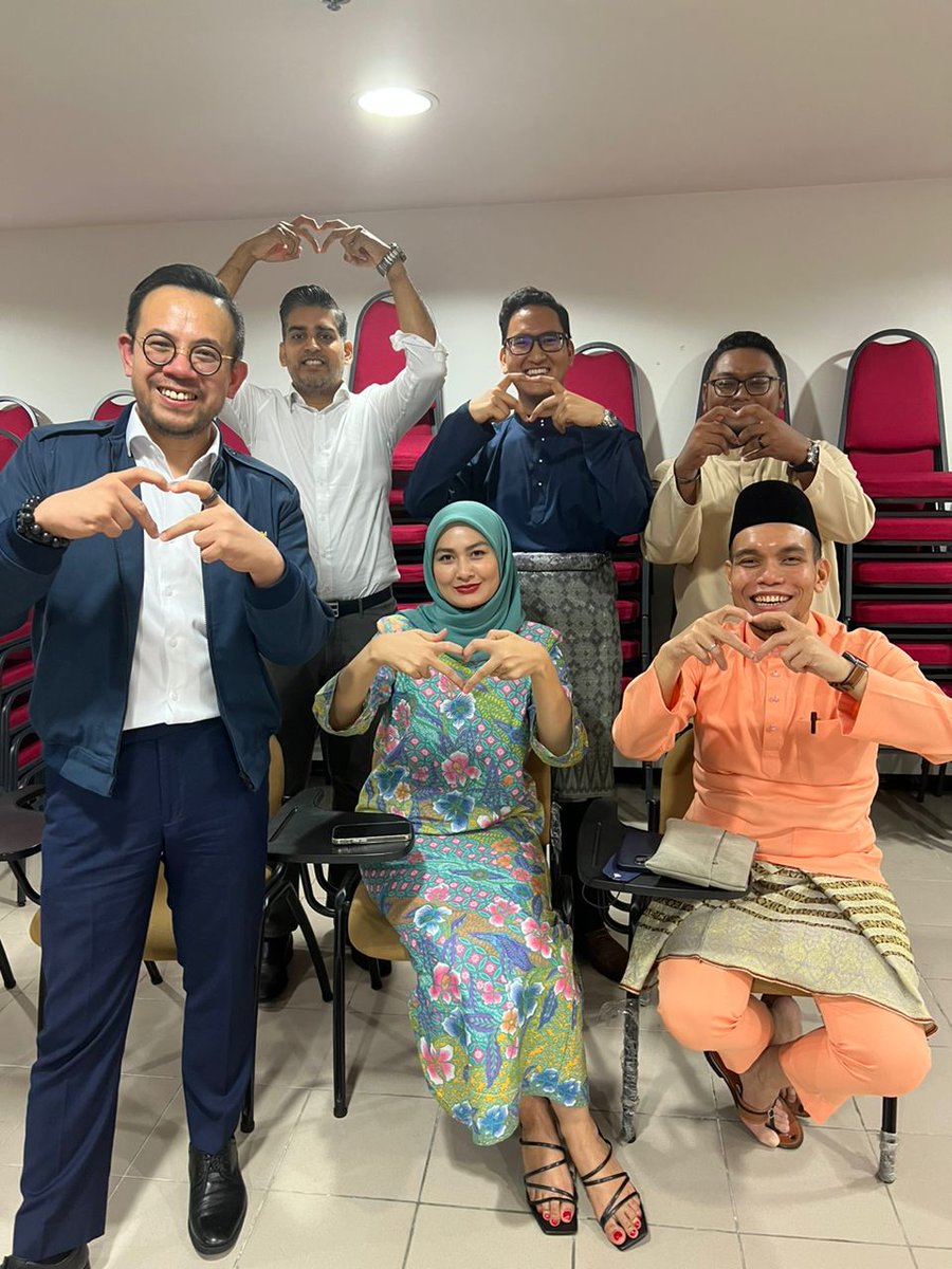 dapmalaysia's tweet photo. Majlis Berbuka Puasa DAP dan Sesi Berdialog bersama Sdr Anthony Loke mengenai isu-isu politik semasa. 

Petang semalam DAP Malaysia telah menganjurkan majlis berbuka puasa bersama-sama anggota CEC di ibu pejabat DAP Malaysia. https://t.co/CbJ5wVavdx