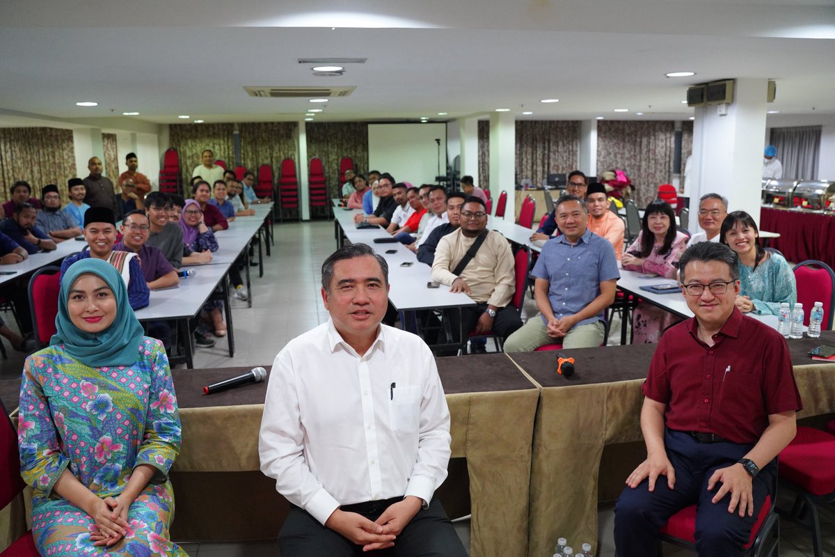 dapmalaysia's tweet photo. Majlis Berbuka Puasa DAP dan Sesi Berdialog bersama Sdr Anthony Loke mengenai isu-isu politik semasa. 

Petang semalam DAP Malaysia telah menganjurkan majlis berbuka puasa bersama-sama anggota CEC di ibu pejabat DAP Malaysia. https://t.co/CbJ5wVavdx