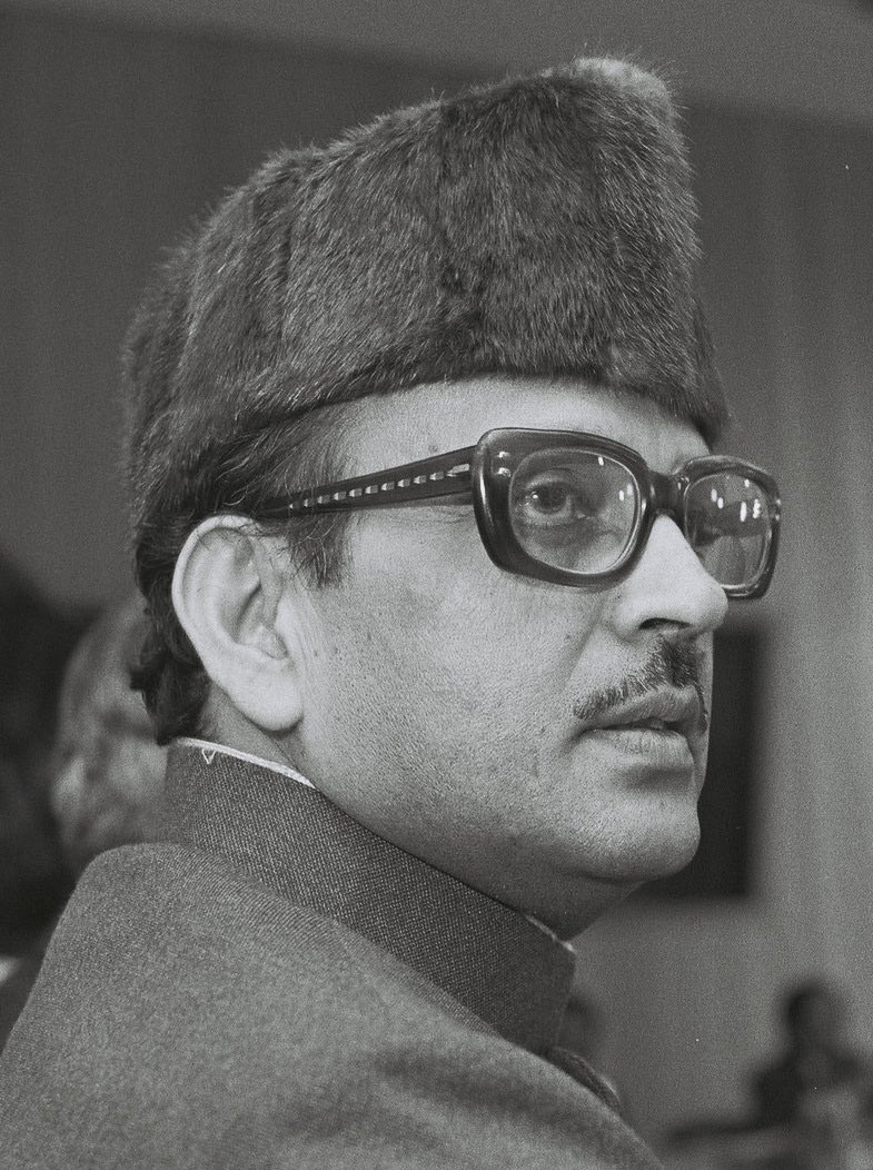 Profdilipmandal's tweet photo. सामाजिक न्याय के मसीहा पूर्व प्रधानमंत्री विश्वनाथ प्रताप सिंह की विशाल मूर्ति चेन्नई मे लगेगी। तमिलनाडु के मुख्यमंत्री @mkstalin ने आज ये घोषणा की है। मंडल कमीशन का अच्छा असर आज करोड़ों ओबीसी परिवारों पर है। बाबा साहब की जयंती की छुट्टी और भारत रत्न भी उनके समय में ही हुआ। https://t.co/mepPns6fDD