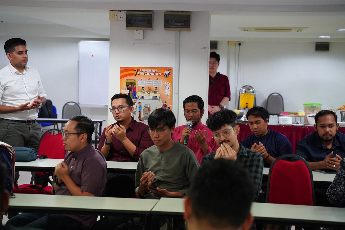 dapmalaysia's tweet photo. Majlis Berbuka Puasa DAP dan Sesi Berdialog bersama Sdr Anthony Loke mengenai isu-isu politik semasa. 

Petang semalam DAP Malaysia telah menganjurkan majlis berbuka puasa bersama-sama anggota CEC di ibu pejabat DAP Malaysia. https://t.co/CbJ5wVavdx
