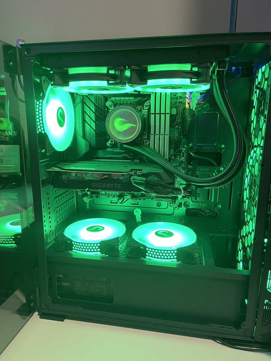 MichellCosta10's tweet photo. @lockgamer_ 
#SETUPLOCKGAMER 

Asus B660M-PLUS tuf gaming
I5 12400f
Rtx2060
32gb de ram
Water cooler 240mm ryse mode
Mouse Razer Basilisk sem fio
Teclado motospeed sem fio 
Monitor aoc hero 144h 27”
Headset Redragon Hero https://t.co/g83U9N3dys