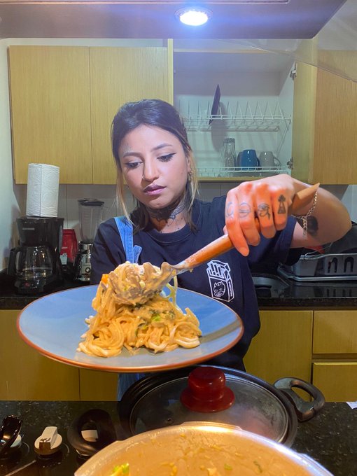 🐭Rata Faraona 👑 - 2 pic. Asi mi dia de hoy. Cocinarle a mi mejor amiga color carton me hace muy feliz 😍🍝 https://t.co/C0fevuFK1X
