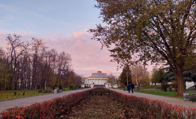 Kramatorsk_Post's tweet photo. More than 300 streets and city objects which names are associated with #Russia or #USSR have been recently renamed in #Kramatorsk. #Pushkin Park will now be called straight in English - Family Park.

#Ukraine #decommunisation https://t.co/rfsQIRaPgY