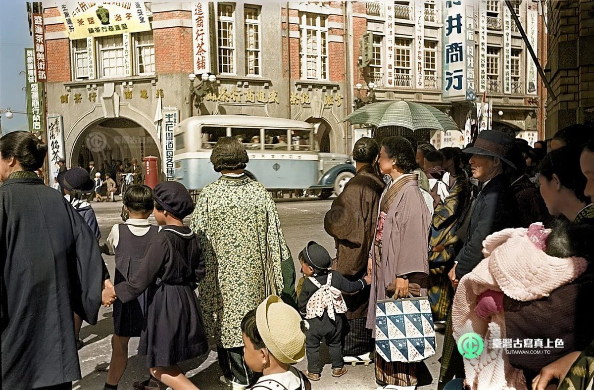 gjtwnjp's tweet photo. 1940年頃 台北 栄町

場所は今台北市衡陽路と博愛路あたりです。

『彩繪李火增Ⅰ：找回真實的歷史色彩（改訂版）』より
https://t.co/t9F6tMEey6

#台湾 #台北 #栄町 #盛進商行茶鋪
#古写真 #古写真色付け #彩繪李火增 #李火增 #李火増 https://t.co/vs5MyhiKOe