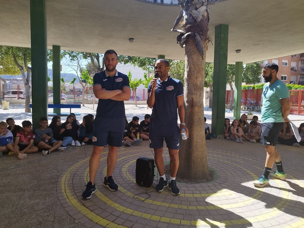 🤗🎒 ELPOZO AL COLE| 
Diversión en el CEIP Nuestra Señora de la Fuensanta de Beniaján con <a href="/Rafa_Futsal/">Rafa13santos</a> y <a href="/leofutsaljf/">Léo Santana</a> 

Gracias a los profesores y alumnos por la gran acogida 👏👏

⚽😉 Nos vemos el próximo VIERNES 28/04 en el Palacio
#ElPozoalCole #ElPozo #EquipoyAfición