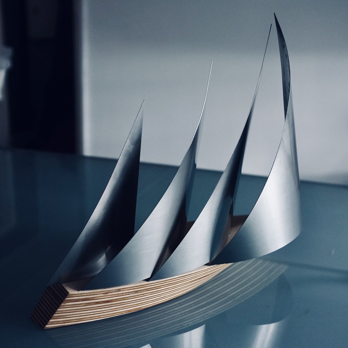 capitalmodels's tweet image. We made this sailing beauty from a carved piece of plywood and stainless steel... 

#simpledesign #modelmakingskills #modelmakers #minimaliststyle #sailboats #thursdayvibes