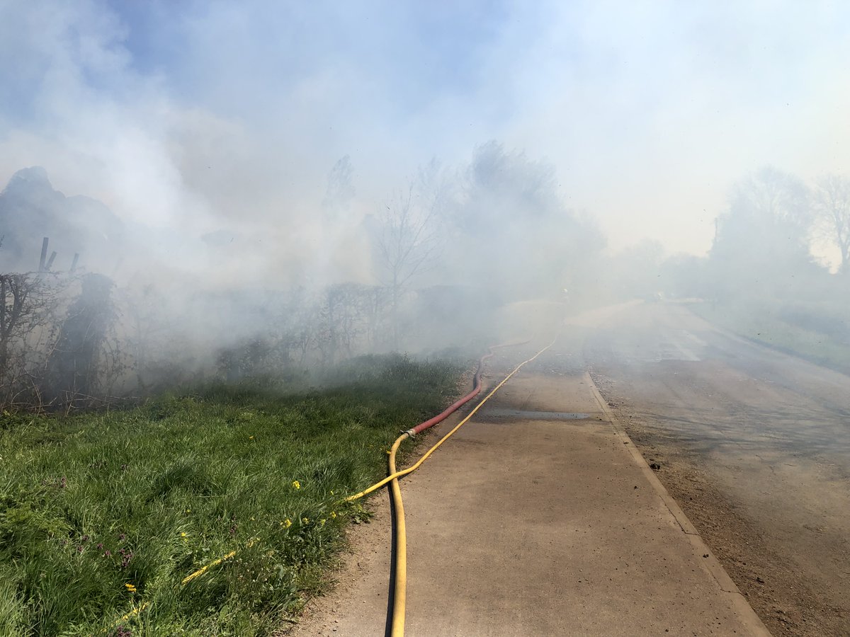 cambsfrs's tweet image. Firefighters are currently responding to a stack fire on the B1046 / Comberton Road, #Barton.

There is a large smoke plume in the area, so please avoid this road ⛔ 

Access is currently closed to pedestrians and cyclists due to the smoke and embers.
