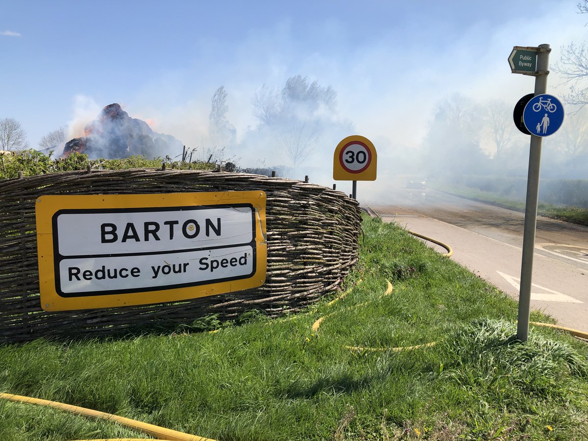 cambsfrs's tweet image. Firefighters are currently responding to a stack fire on the B1046 / Comberton Road, #Barton.

There is a large smoke plume in the area, so please avoid this road ⛔ 

Access is currently closed to pedestrians and cyclists due to the smoke and embers.