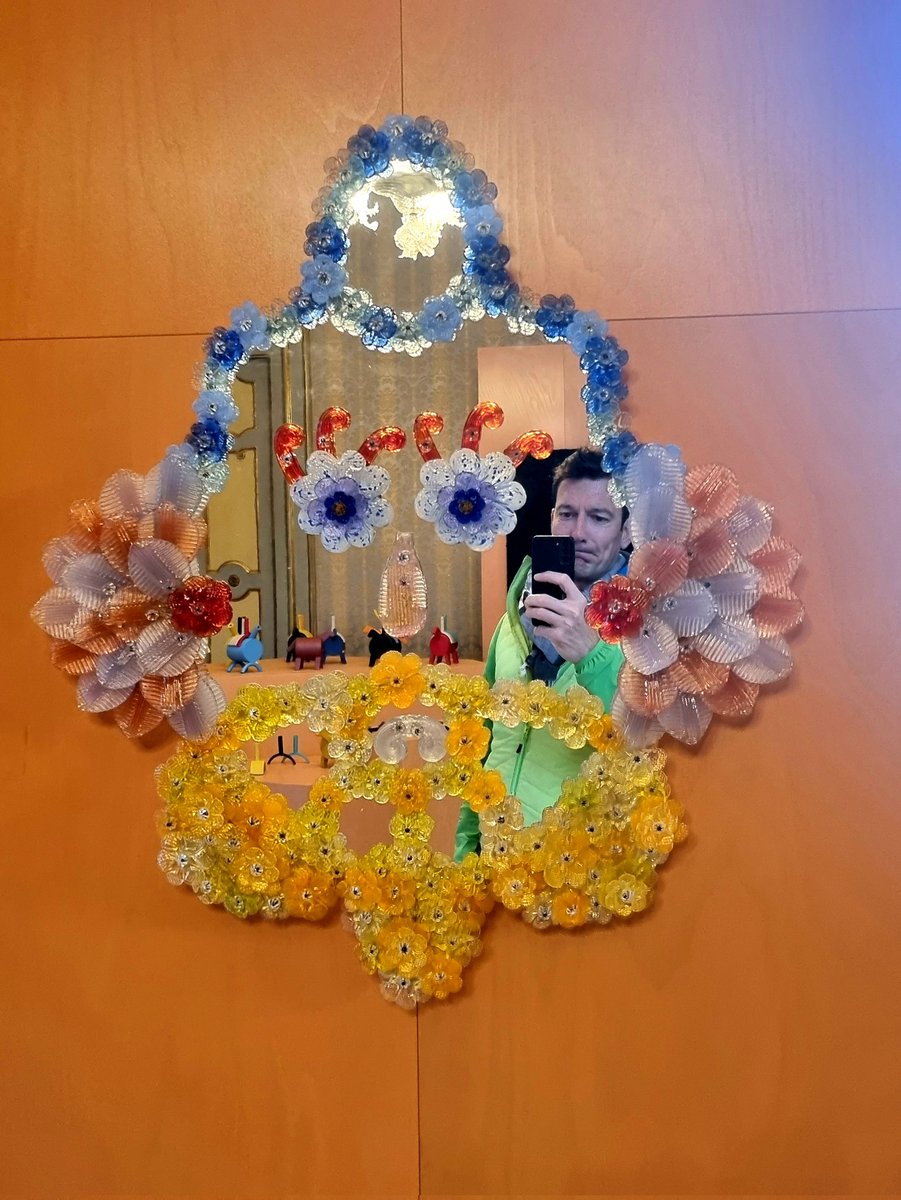 La creativita invade #Milano con gli eventi del #fuorisalone dove, tutti, prima ancora di ammirare per bene le installazioni ci guardiamo in faccia l'un l'altro pensando la stessa cosa: "Ma che cazzo è?". Una settimana di #inclusione, che ci fa sentire vicini tutti 😀
#mdw2023