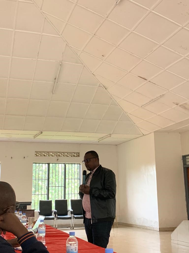 giz_rwanda's tweet photo. The visit of our project #DGG to @BureraDistrict continues today with the Division Manager of Corporate Services, the JADF coordinator & JADF members where challenges and possible recommendations on services delivered to citizens are discussed. #localservicedelivery https://t.co/KnGhiAUz6q