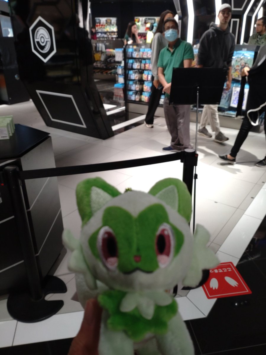 ワクワクしたくてポケカ欲しかったんだけど5時頃に売り切れちゃうのね！
でもにゃっちゃんゲットできてうれしい！！
明日また行くぜ