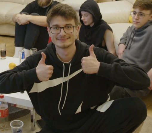 svliqht's tweet photo. pytanie do mężczyzn: gdy patrzycie na to jak wygląda lukisteve nie macie ochoty się zabić? że tacy brzydcy jesteście i nigdy nawet w połowie nie dorównacie jego perfekcyjności https://t.co/nQepFbYZ5K