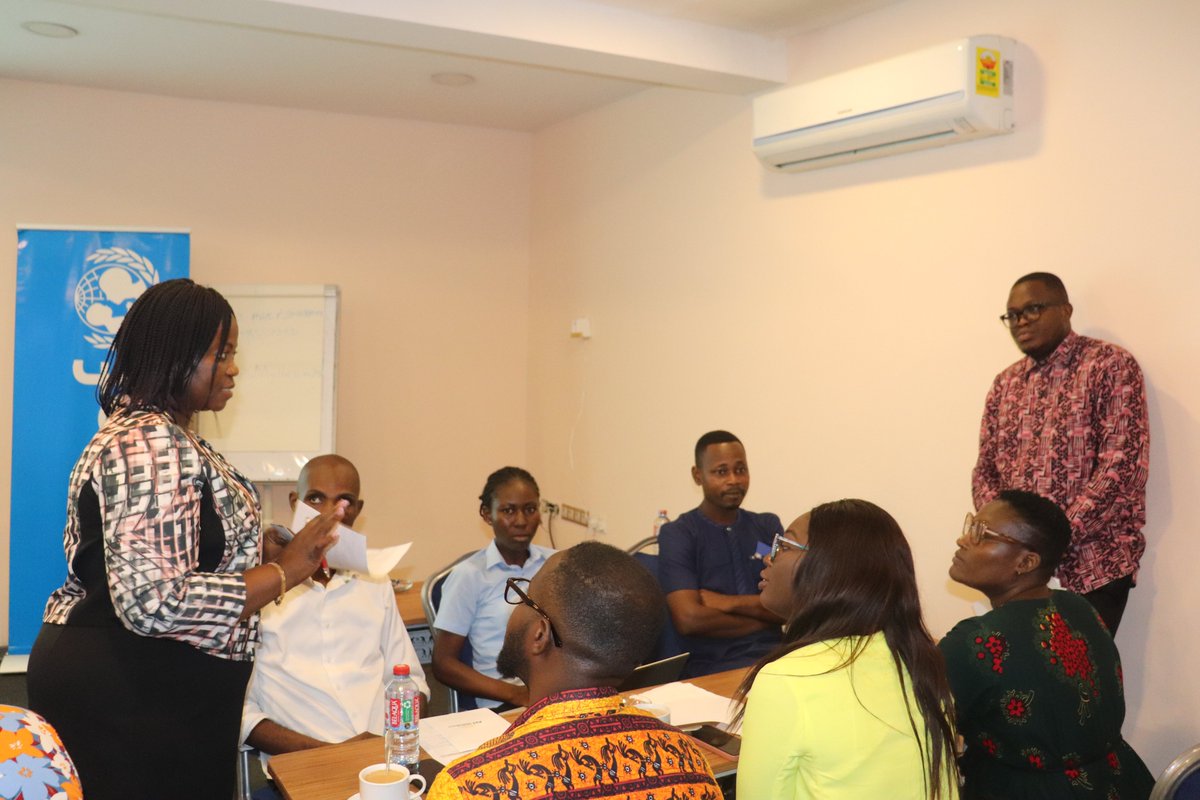CHRAJGHANA's tweet photo. The National Steering Committee tasked to Develop a National Action Plan on Business and Human Rights in Ghana met Young advocates to discuss how businesses impacts the lives of the youth and to solicit their inputs into the NAP.
Supported by @UNICEFGhana.  
📸#CHRAJ #BHR https://t.co/yVmEEVI8CI