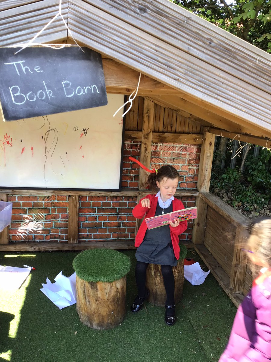 HollyfastSchool's tweet photo. We have exciting new things in Reception this week! RFS have been loving our new Drawing club and playing with the new activities in our outside area #lovinglearning https://t.co/iO0QVVMqPa