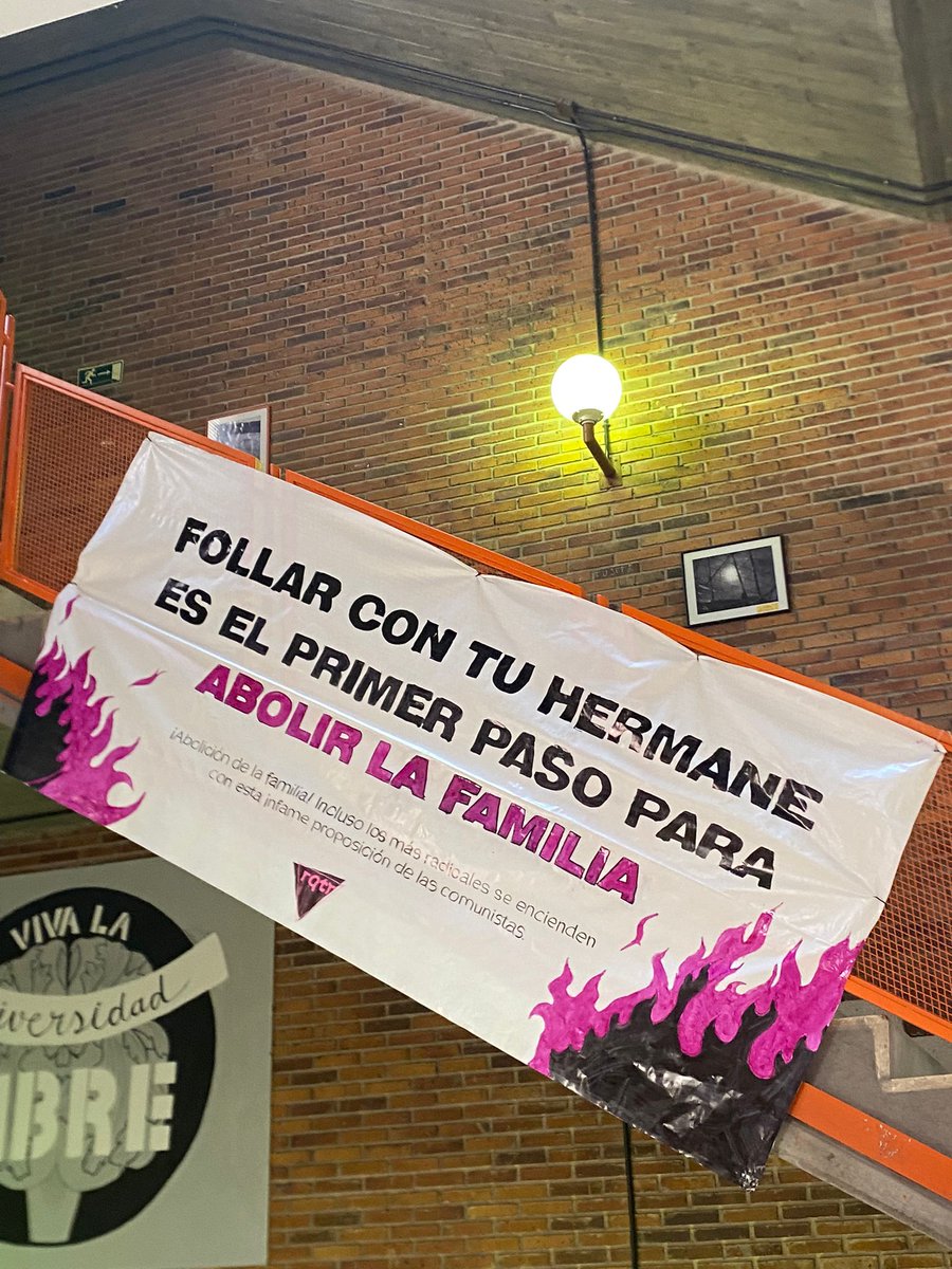 rqtr's tweet photo. 👨👩👧👦PASOS PARA ABOLIR LA FAMILIA 👨👩👧👧
Primer paso: follar con tu hermano 💋
Segundo paso: quemar a tus padres 🔥
Tercer paso: comerte a tu abuela 👵🍽️ https://t.co/GNcuugTsAa