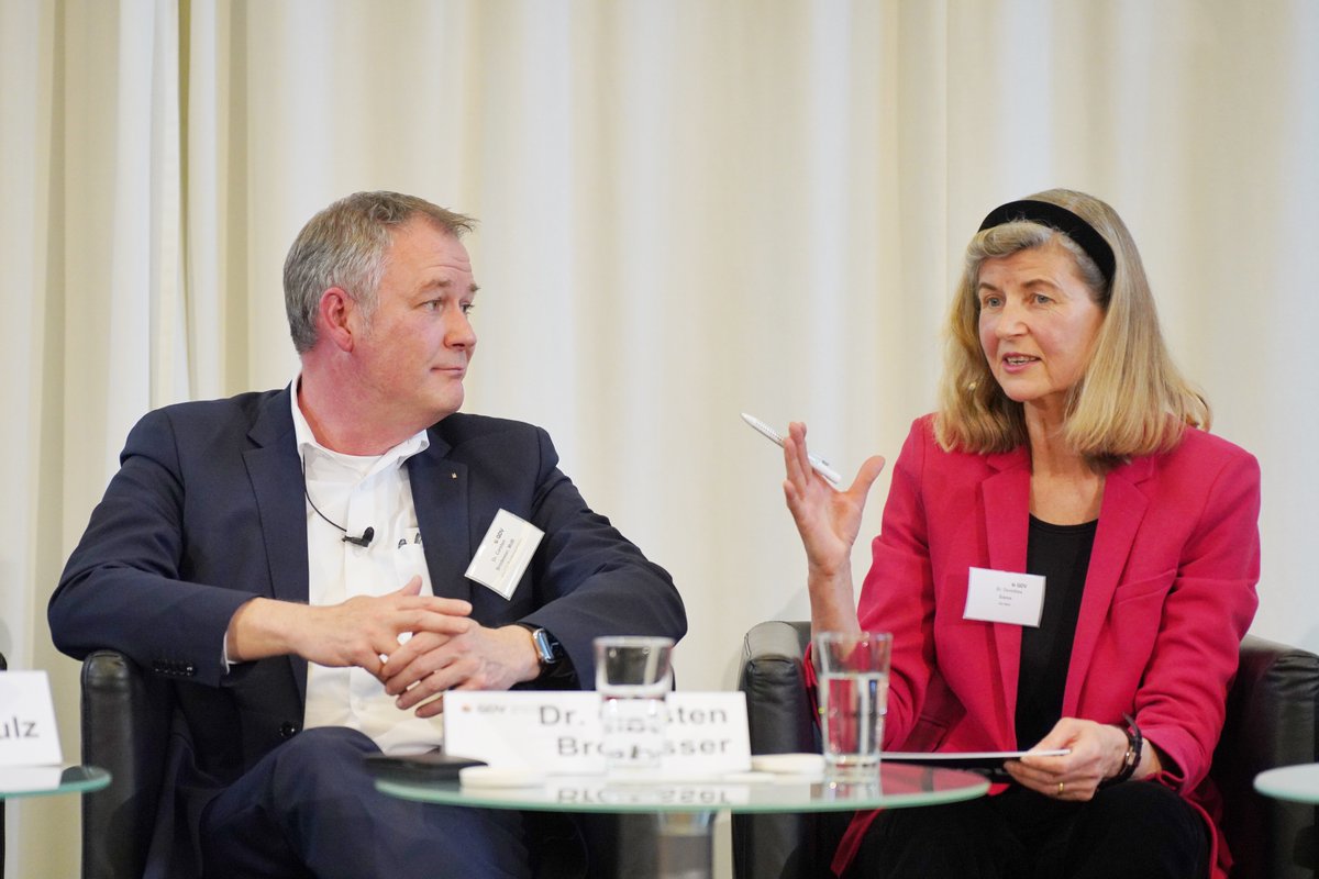 Welche Altersvorsorge-Reformen sind nötig? Wie können Geringverdiener und Selbständige besser abgesichert werden? Was kann eine #Bürgerrente beitragen? Spannende Debatte mit @Schmidt_MdB <a href="/_anja_schulz/">Anja Schulz</a> <a href="/FHeiligenstadt/">Frauke Heiligenstadt</a>, Carsten #Brodesser &amp; <a href="/peterschwark/">Dr. Peter Schwark</a>