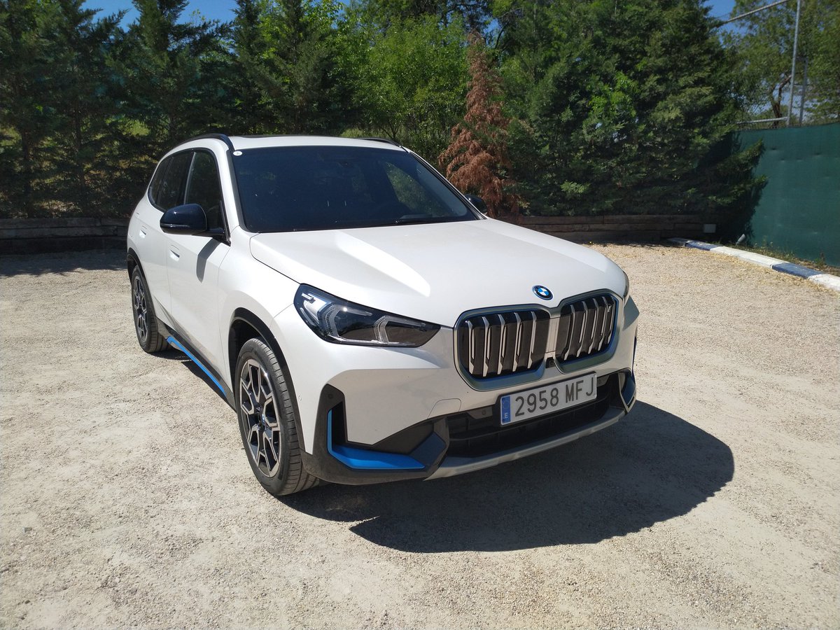 Nueva versión eléctrica para la gama <a href="/BMWEspana/">BMW España</a> X1. Es el iX1, con hasta 440 km de autonomía y precio de 56.400€. Una delicia conducirlo. A la familia del X1 llegan también dos híbridos enchufables con 88 y 92 km de autonomía eléctrica por 55.050 y 58.050€.