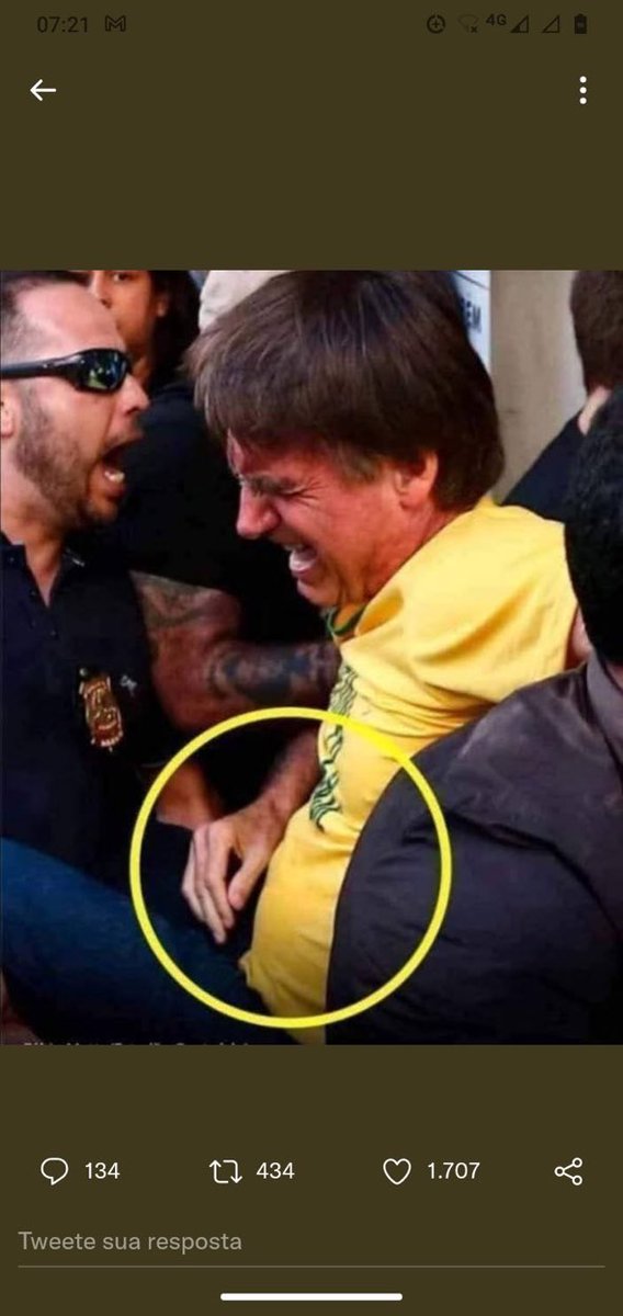 Ou ele tem sangue de barata, ou ele é um farsante e péssimo ator.
FOI FAKEADA SIM.